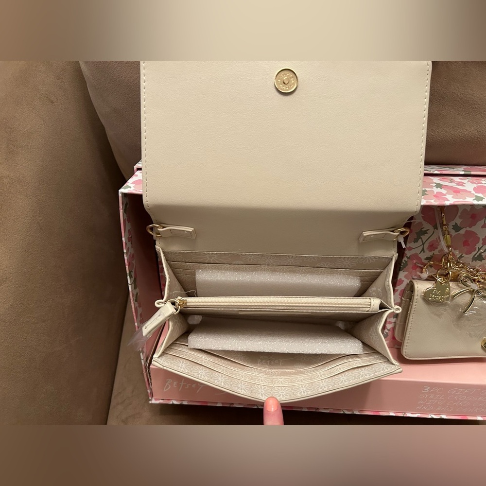 *New* Betsey Johnson Cream and Pearl 3 Piece Gift Set - Picture 7 of 16